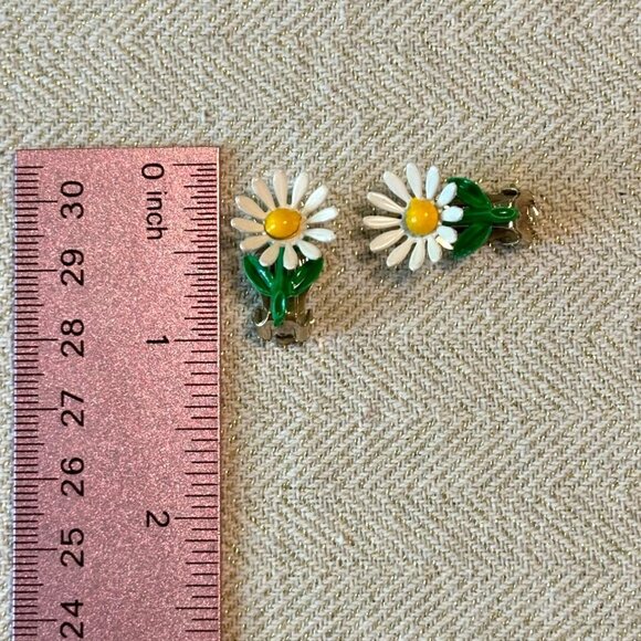 Vintage Daisy Clip-On Earrings Retro Floral Design Yellow & White Enamel Metal - Picture 2 of 11